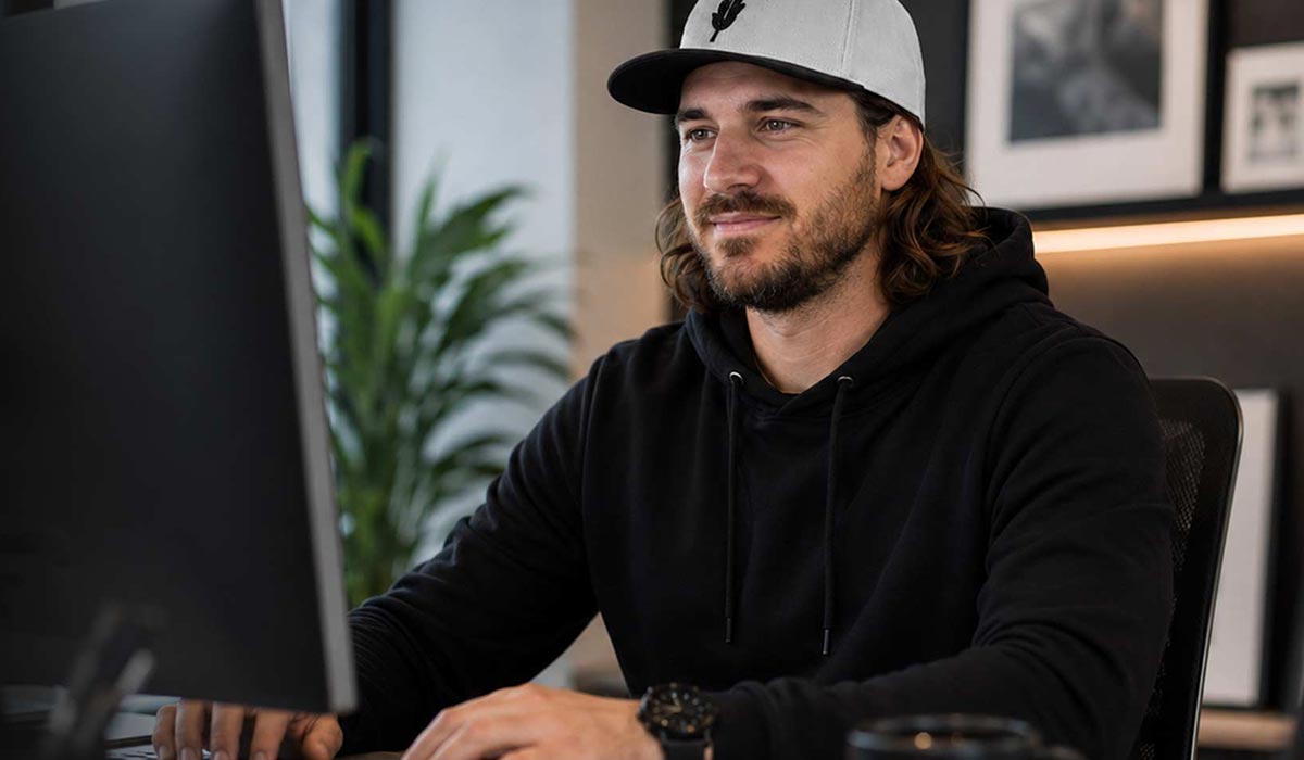 Julius arbeitet am PC